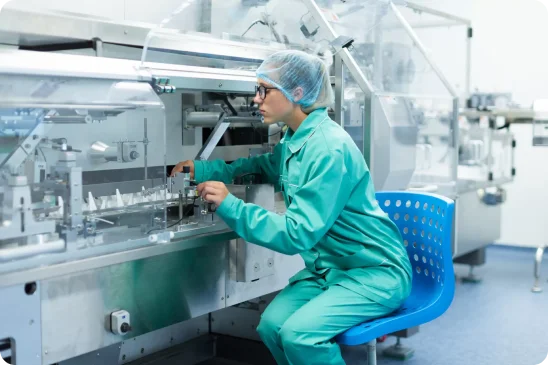 Profissional em linha de produção de cosméticos Crystalise Indústria